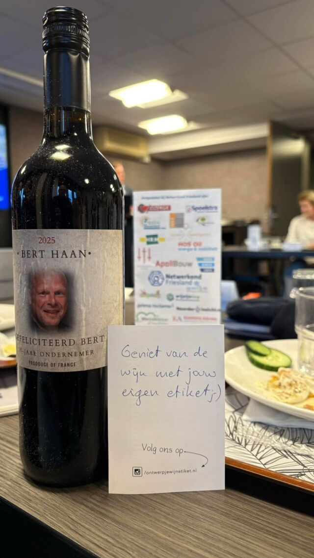 Dankbaar en verrast!

Vanmorgen tijdens het netwerken bij Netwerkend Friesland kreeg ik een mooie felicitatie én een heerlijke fles rode wijn voor mijn 25-jarig ondernemerschap. Wat een prachtig gebaar!

Netwerkend Friesland, dank jullie wel voor de waardering en het fijne netwerk waar ik al zoveel jaren onderdeel van mag zijn! Op naar de volgende mijlpalen!