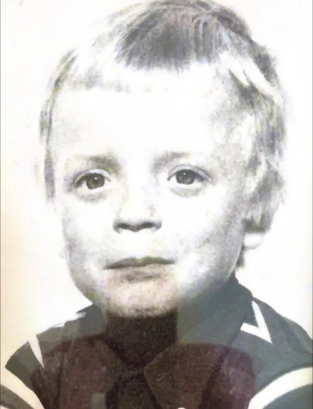 Lieve Tom 
(Lief broertje )
Vandaag 19 juni zou je 56 zijn geworden.
Maar al 49 jaar ben je er niet meer.
Op 12 juni 1976 een week voor jouw verjaardag, sloeg het noodlot toe en verloren we jou mijn broertje, mijn kameraad, mijn maatje. Je mocht niet ouder worden dan bijna 7 jaar. En toch… leef je nog elke dag in mij voort.

Wat hebben wij veel gedeeld in die korte tijd. Spelen, lachen, voetballen, vissen, samen zingen. Jij was nergens bang voor dat herinner ik me zo goed. Die eerste keer bij de tandarts bijvoorbeeld, ik zat trillend in de stoel. Maar jij? Jij stapte gewoon naar binnen, alsof het niets was. Stoer en dapper, zoals alleen jij dat kon. En ik? Ik was trots. 
Trots dat jij mijn broertje was.

Nog vaak denk ik: hoe zou het zijn als jij er nog was? Hoe zouden we vandaag samen jouw verjaardag vieren? Wat voor man zou je zijn geworden? Zouden we samen praten over het leven, lachen om vroeger, of samen naar onze kinderen kijken?

Ik ben gezegend met kinderen. gezond, vol leven. En soms, als ik hen samen zie spelen, stoeien en weer lachen… dan zie ik ons weer. Dan ben jij er ineens weer heel
even. En dat doet pijn , maar ook goed.

Vandaag steek ik een kaarsje voor je aan.
Voor wie je was.
Voor wie je had kunnen zijn.
En voor alles wat we samen mochten delen in die korte, maar oh zo waardevolle jaren.

Liefs,
je broer Bert